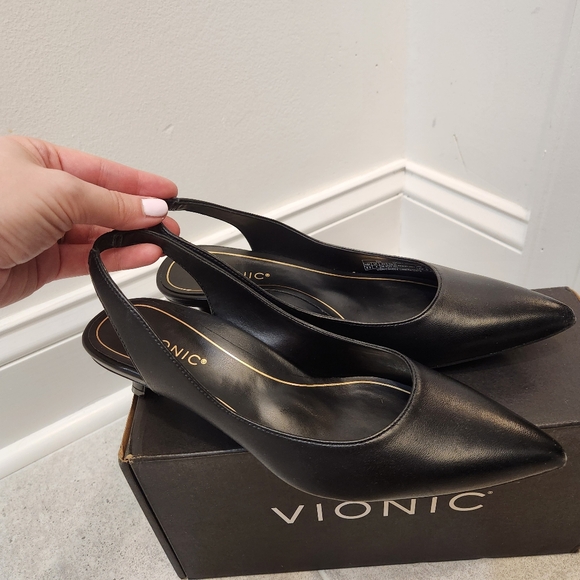 NWT - Vionic - Ziva - Black Leather Pointed Toe Pumps Kitten Heels Shoes - Picture 1 of 7